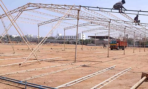 சிக்கண்ணா அரசு கலைக்கல்லூரி மைதானத்தில் வேலை வாய்ப்பு முகாமிற்கான -அரங்குகள் அமைக்கும் பணி தீவிரம்