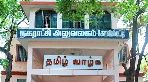 கோவில்பட்டி கூடுதல் பஸ் நிலையத்தில் தினசரி சந்தை வியாபாரிகளுக்கு குலுக்கல் முறையில் கடைகள் ஒதுக்கீடு - நகராட்சி கமிஷனர் அறிவிப்பு