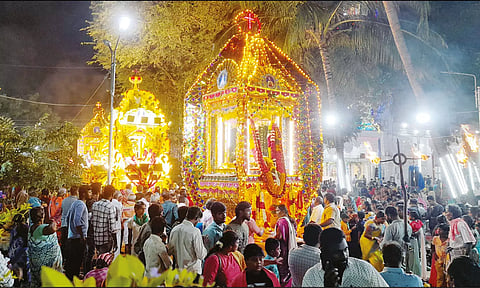 தேர்பவனி நடந்த போது எடுத்த படம்.