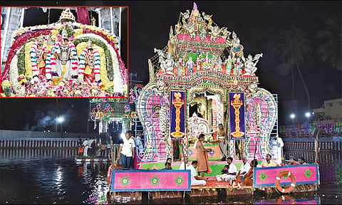 தெப்ப உற்சவ நிகழ்ச்சி நடந்தபோது எடுத்த படம். (உள்படம்: தெப்பத்தேரில் முத்துக்குமாரசாமி வள்ளி- தெய்வானை).