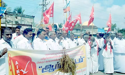 ஆர்ப்பாட்டத்தில் ஈடுபட்ட விவசாயிகள் சங்கத்தினர்.
