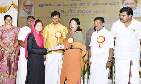 புதுமைப்பெண் திட்டத்தில் மாணவிகளுக்கு உதவித்தொகை பெறுவதற்கான ஏ.டி.எம். கார்டுகளை கலெக்டர் ஷஜீவனா வழங்கினார்.