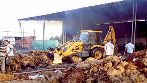 தாரமங்கலம் அருகே தேங்காய் நார் குடோனில் தீ விபத்து