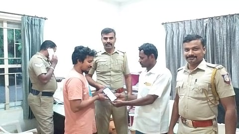 கீழே கிடந்த செல்போனை எடுத்து போலீசாரிடம் ஒப்படைத்த சமூக அலுவலர்
