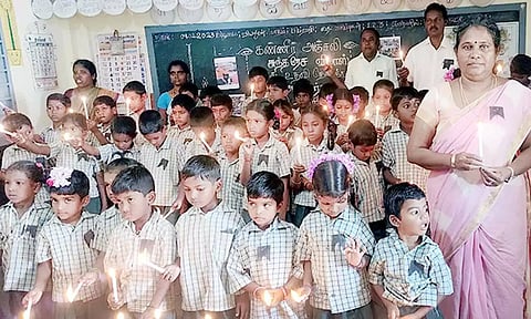 பள்ளியில் குழந்தைகள் மெழுகுவர்த்தி ஏந்தி அஞ்சலி செலுத்தினர்.