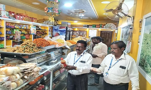கடையில் அதிகாரிகள் சோதனை நடத்திய காட்சி. 