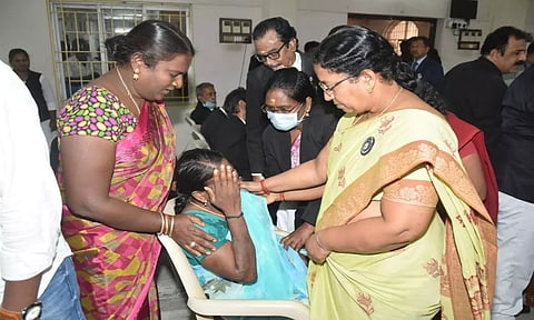 மக்கள் நீதிமன்றத்தில் மயங்கி விழுந்த பெண்ணுக்கு முதலுதவி சிகிச்சை அளிக்கப்பட்டது. 