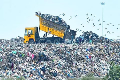 தருமபுரி நகராட்சியில் இருந்து லாரிகள் மூலம், 16 டன் மக்காத குப்பை அனுப்பி வைப்பு