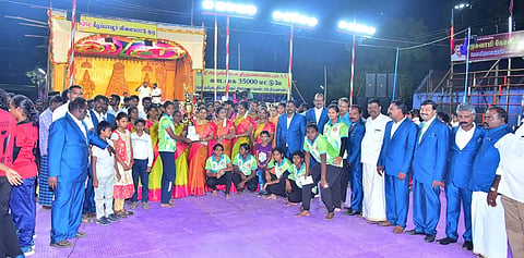 வெற்றி பெற்ற அணிக்கு கேடயம் வழங்கப்பட்ட போது எடுத்தபடம்.