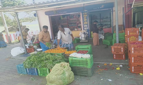 பூக்கள் விற்பனை நடைபெறுவதை படத்தில் காணலாம் 