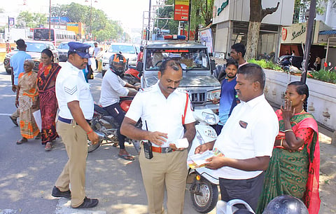 வண்ணார்பேட்டையில் வாகன சோதனையில் ஈடுபட்ட போலீசார்.