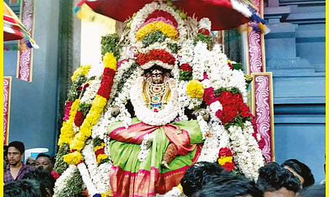 அம்மை நோயில் இருந்து பக்தர்களை காக்கும் கரம்பயம் முத்துமாாியம்மன்