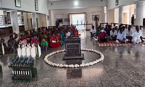 சர்வமத கூட்டு பிரார்த்தனை நடந்தபோது எடுத்த படம் 