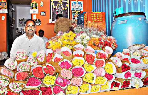 மாட்டுத்தாவணி மலர் சந்தையில் விற்பனைக்கு குவிந்த ரோஜா மலர்கள். 