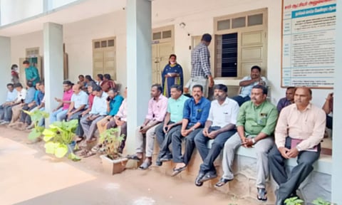 சப்-கலெக்டர் அலுவலகத்தில் முற்றுகை போராட்டம் நடத்திய கிராம நிர்வாக அலுவலர்கள் 