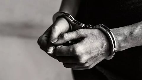 சட்ட விரோதமாக மது விற்ற 8 பேர் கைது