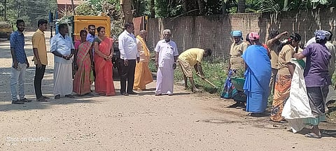 பேரூராட்சி தலைவர் மணிமேகலை ஆனந்த் தூய்மை பணியினை தொடங்கி வைத்து பார்வையிட்ட காட்சி.