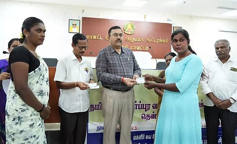 மாவட்ட சமூக நலத்துறை சார்பில் திருநங்கையருக்கு அடையாள அட்டையை கலெக்டர் துரை ரவிச்சந்திரன் வழங்கிய போது எடுத்தபடம்.