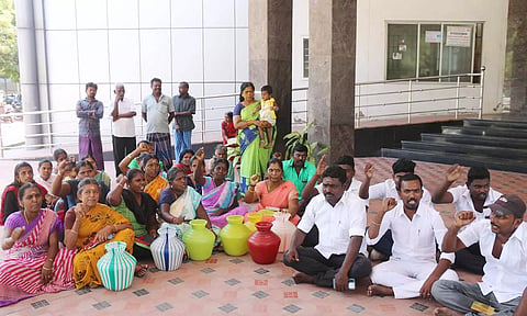 காலிக்குடங்களுடன் மாநகராட்சி அலுவலகத்தை முற்றுகையிட்டவர்களை படத்தில் காணலாம்.