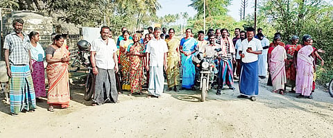 மாணிக்கம்பட்டி-ராஜக்காள்பட்டி செல்லும் சாலையை சீரமைத்து தரக்கோரி கிராம மக்கள் சாலை மறியலில் ஈடுபட்டனர்.