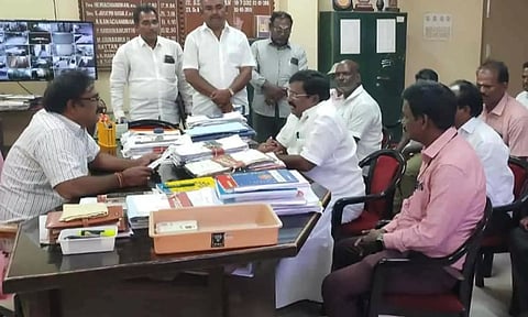 போக்குவரத்து ஆணையரை எதிர்கட்சிதலைவர் சிவா எம்.எல்.ஏ. சந்தித்து மனு அளித்த காட்சி.