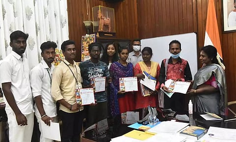 இளைஞர் அமைதி முகாமில் பங்கேற்றவர்கள் கவர்னர் தமிழிசையை சந்தித்து வாழ்த்து பெற்ற போது எடுத்த படம்.