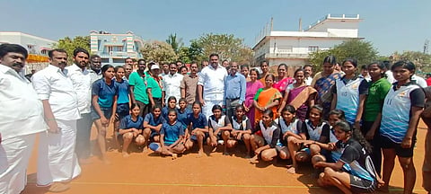 சங்கரன்கோவிலில் நடந்த முதல்-அமைச்சர் கோப்பைக்கான மகளிர் கபடி போட்டியை தென்காசி வடக்கு மாவட்ட செயலாளர் ராஜா எம்.எல்.ஏ. தொடங்கி வைத்த காட்சி.
