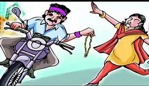 2 பெண்களிடம் நகை பறிப்பு