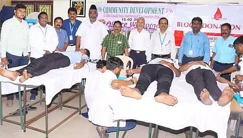 கீழக்கரை சதக் பாலிடெக்னிக் கல்லூரியில் தன்னார்வ ரத்த தான முகாம் கல்லூரி முதல்வர் அலாவுதீன் தலைமையில் நடந்தது.