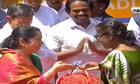 தமிழகம் வந்தார் ஜனாதிபதி திரௌபதி முர்மு- மீனாட்சி அம்மன் கோவிலில் சாமி தரிசனம்