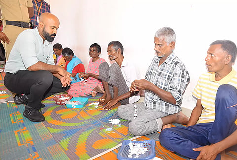 ஏர்வாடி மனநல காப்பகத்தில் வசிப்பவர்களிடம் கலெக்டர் ஜானி டாம் வர்கீஸ் குறைகளை கேட்டறிந்தார்.