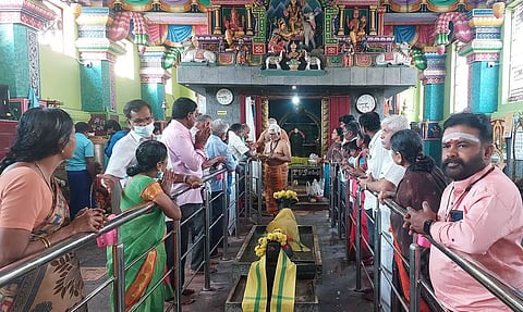  சிவராத்திரியை முன்னிட்டு சிவன் கோவில்களில் சாமிக்கு அபிஷேக ஆராதனைகள் நடைபெற்று வருகிறது.. இன்று காலை முதல் கால பூஜை தொடங்கியது. பக்தர்கள் காலை முதலே சாமி தரிசனம் செய்தனர். இடம்: நெசவாளர் காலனி சிவன் கோவில்