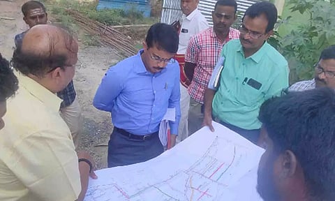 குமார்நகர் பகுதியில் சாலை பணிகளின் தரம் குறித்து மாநகராட்சி கமிஷனர் பவன்குமார் கிரியப்பனவர் ஆய்வு செய்த காட்சி. 