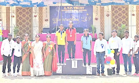 வெற்றி பெற்றவர்களுக்கு பரிசுகள் வழங்கப்பட்ட காட்சி.