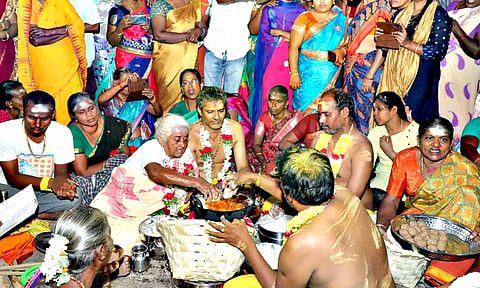 மஹா சிவராத்திரி விழா: கொதிக்கும் நெய்யில் வெறும் கையால் அப்பம் சுட்டு பக்தர்களுக்கு வழங்கிய பாட்டி