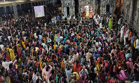 திருவதிகை விரட்டானேசுவரர் கோவிலில் நடந்த லிங்கோற்பவர் பூஜையில் கலந்து கொண்ட பக்தர்களை படத்தில் காணலாம்.