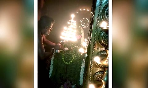 கல்லிடைக்குறிச்சி மானேந்தியப்பர் கோவிலில் பூஜை நடந்த காட்சி.