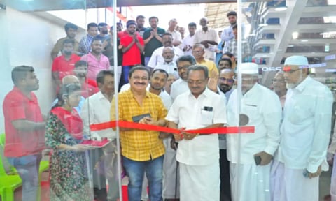 குளச்சல் நகர்மன்ற தலைவர் நசீர் புதிய ஷோரூமை திறந்து வைத்தபோது எடுத்த படம் 