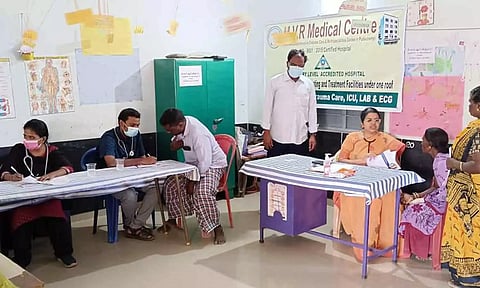புதுவை அருகே கீழ்கூத்தாப்பாக்கம் கிராமத்தில் நடந்த இலவச மருத்துவ முகாமில் எம்.வி.ஆர். மருத்துவ மைய இயக்குனர் டாக்டர்.எம்.ஆர். வித்யா தலைமையில் மருத்துவ குழுவினர் பங்கேற்ற காட்சி.