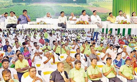 விழாவில் சு.வெங்கடேசன் எம்.பி. பேசியதையும், அதில் பங்கேற்றவர்களையும் படத்தில் காணலாம். 