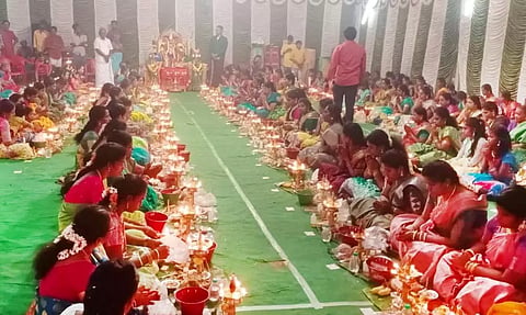திருவிளக்கு வழிபாட்டில் பங்கேற்ற பெண்கள்.