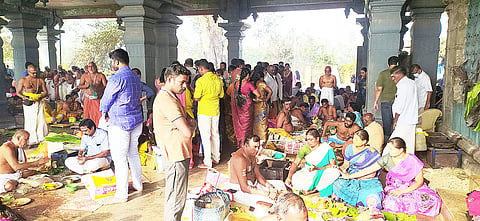 பவானி கூடுதுறை-கொடுமுடியில் புனித நீராடிய பக்தர்கள்