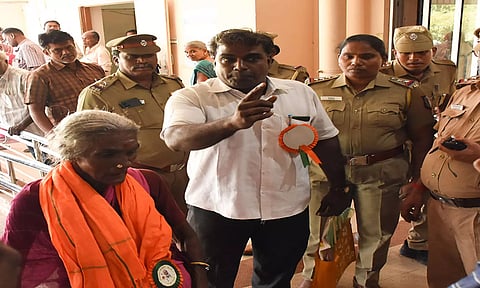 மூதாட்டி சின்னபொண்ணு மற்றும் அவருடன் வந்தவர்கள் கூச்சலிட்ட காட்சி. 