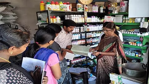 உரக்கடையில் ஆய்வு நடத்திய வேளாண்மைத்துறை அதிகாரிகள்.