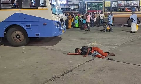  பேருந்து நிலைய வளாகத்தில் சாவகாசமாக படுத்து உறங்கிய போதை ஆசாமி