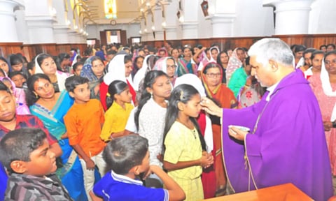 சவேரியார் ஆலயத்தில் நடந்த சாம்பல் புதன் திருப்பலியில் பிஷப் நசரேன் சூசை பங்கேற்று வழிபாடு நடத்தியபோது எடுத்த படம் 