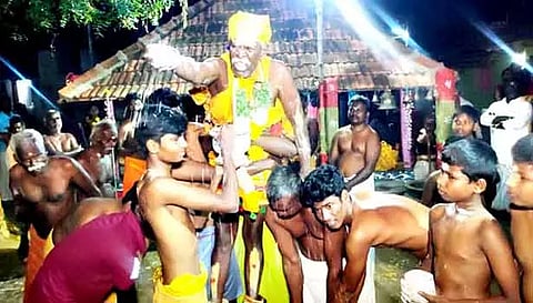 அரிவாள் மீது ஏறி நின்று சாமியாடிகள் அருள்வாக்கு