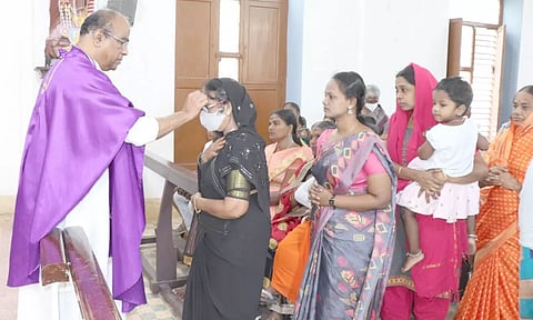 மங்களபுரம் புனித லூர்து அன்னை ஆலயத்தில் சாம்பல் புதன் சிறப்பு திருப்பலி நடந்தது.