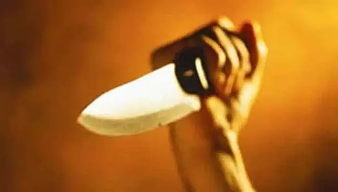 கல்லூரி மாணவியை காதலிக்கும் தகராறில் 2 பேருக்கு கத்திக்குத்து