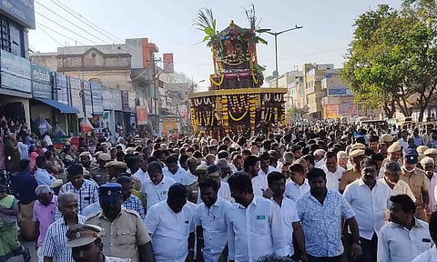  புதிய தேரின் வெள்ளோட்டம் நடைபெற்ற காட்சி.